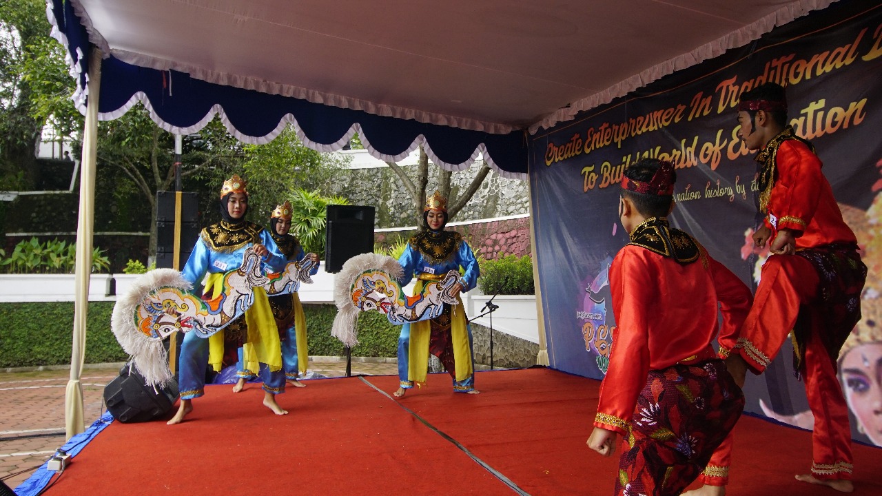 Mahasiswa PGSD 2016 memperagakan tarian jaran kepang versi mereka. (Foto : Ariel) السبت (30/12)